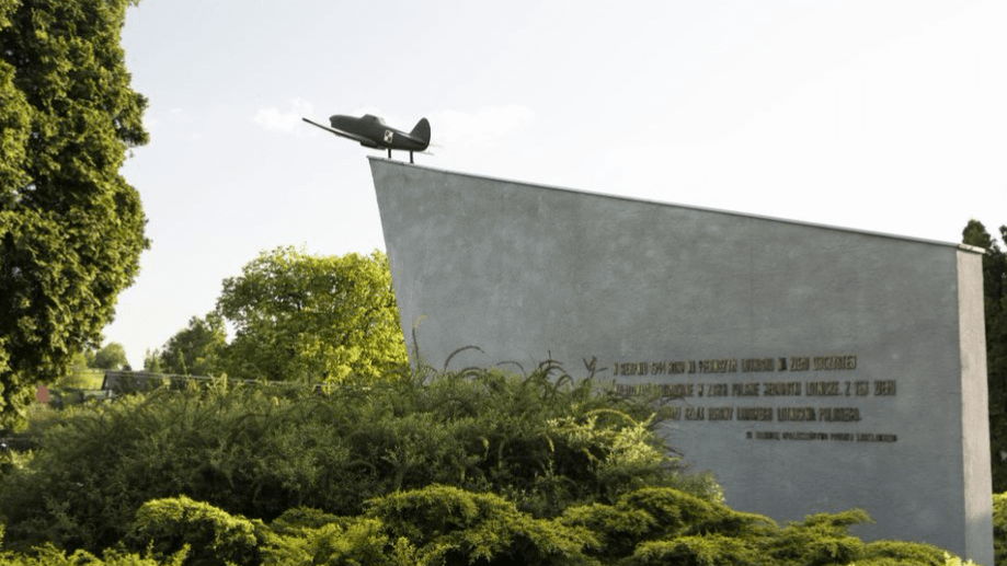 pomnik bohaterów lotnictwa dys