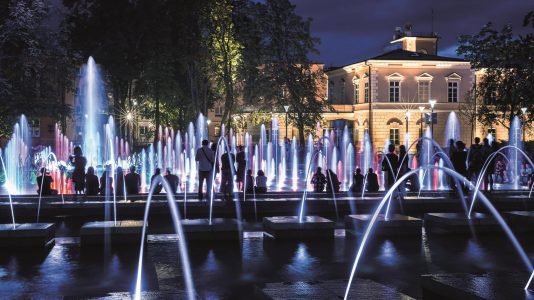 Fontanna na placu Litewskim nocą