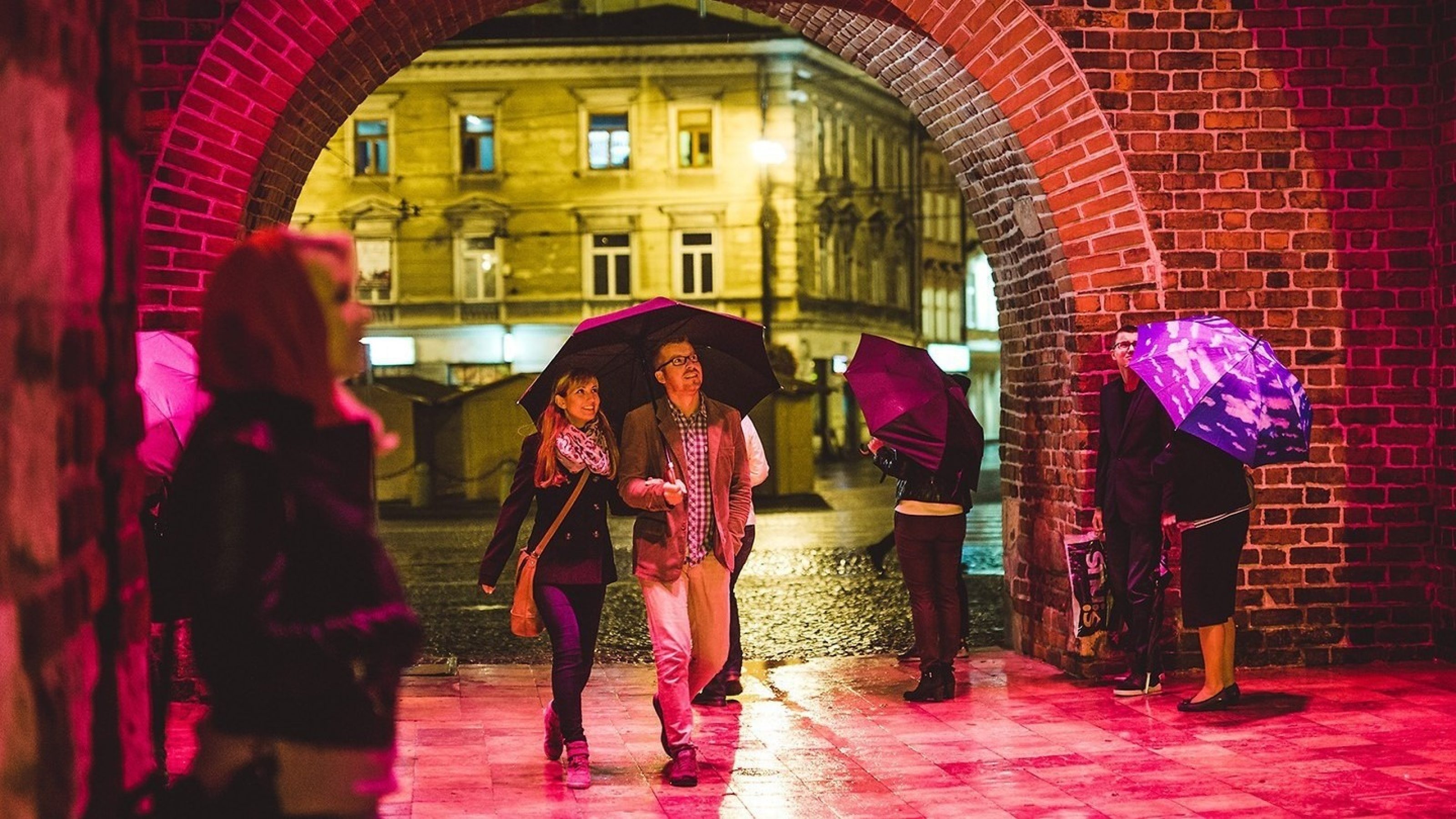 Ludzie z parasolkami w Bramie Krakowskiej